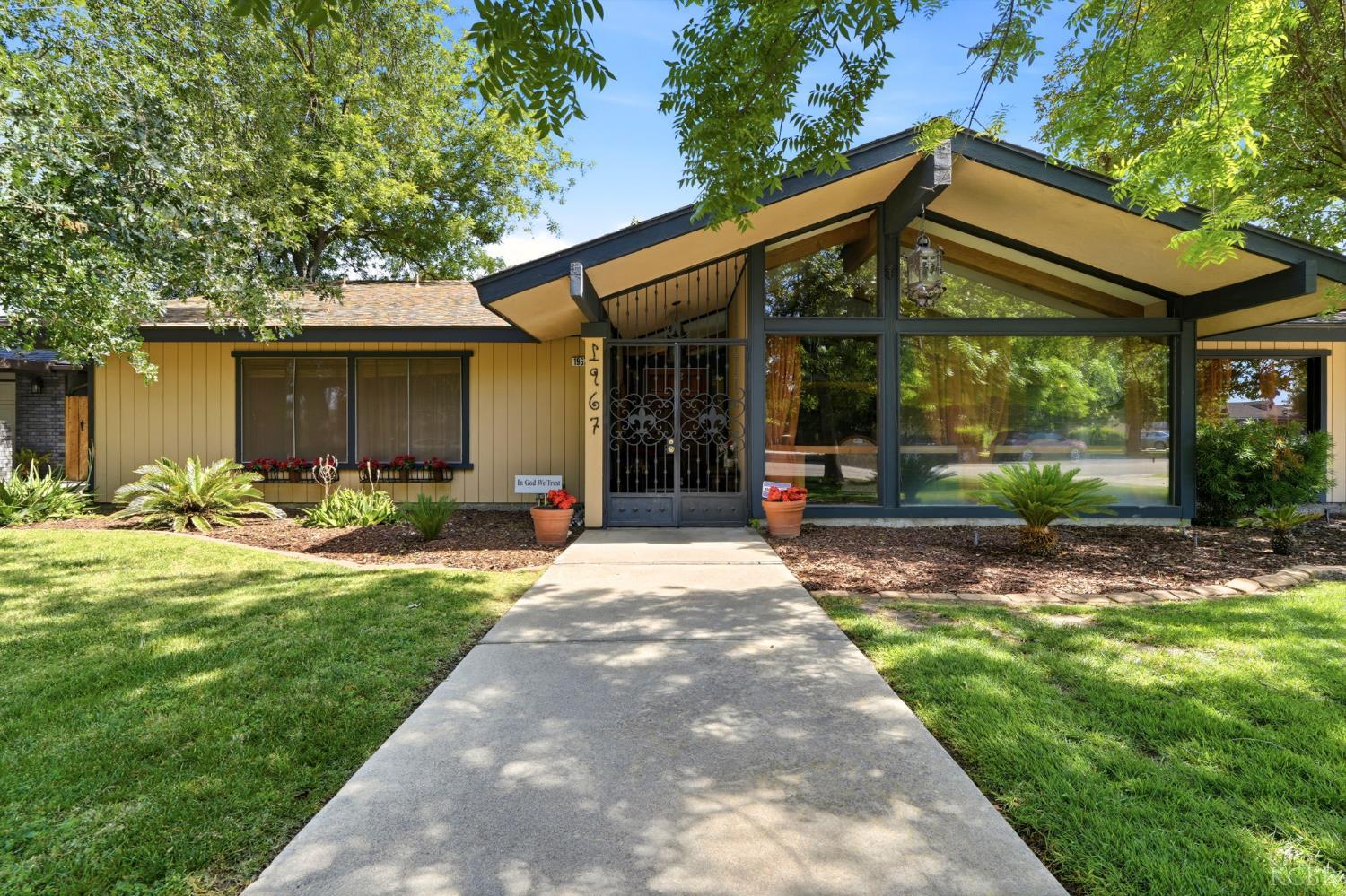 1967 Mulberry Dr, Hanford, CA 93230