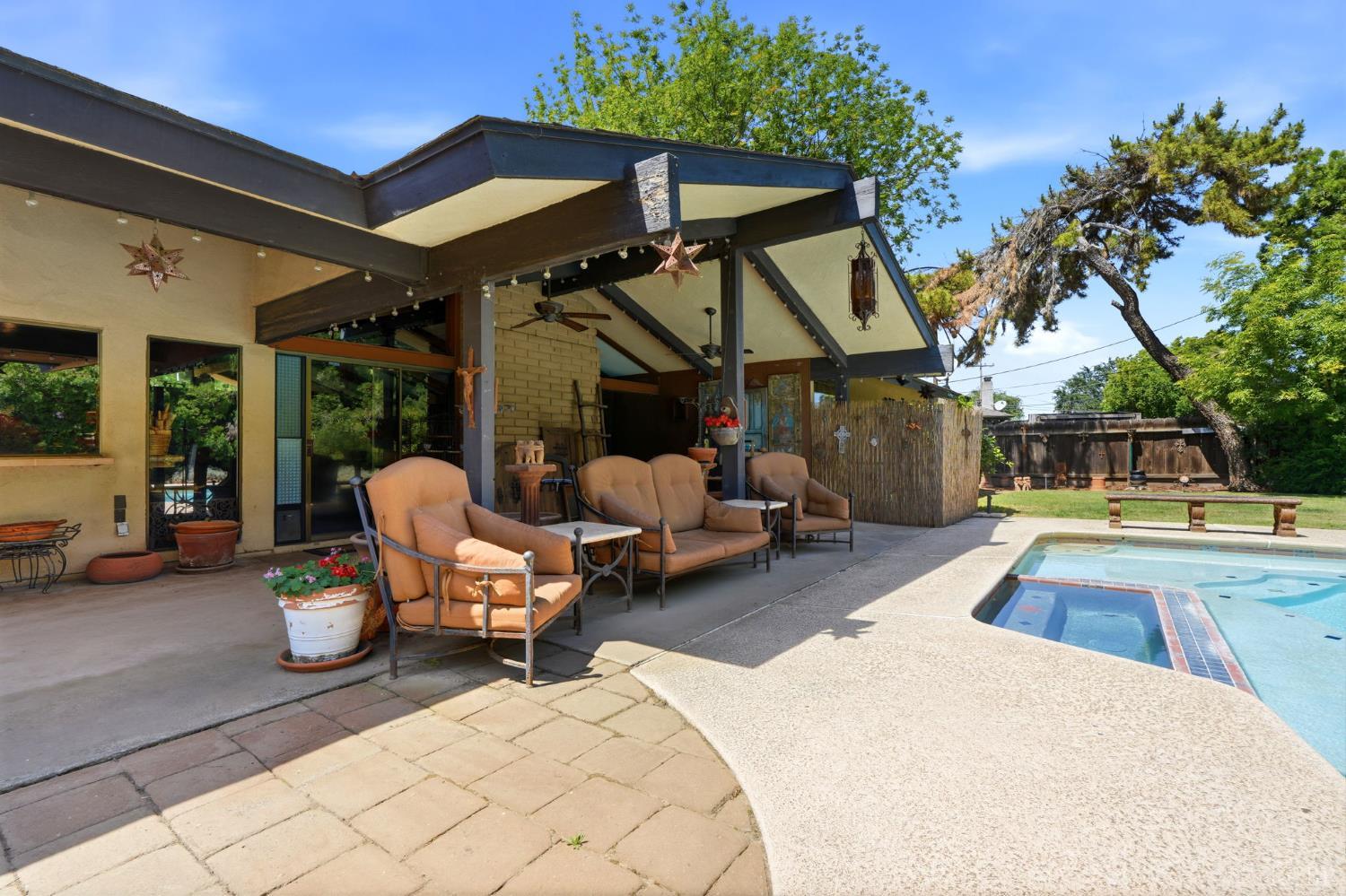 1967 Mulberry Dr, Hanford, CA 93230