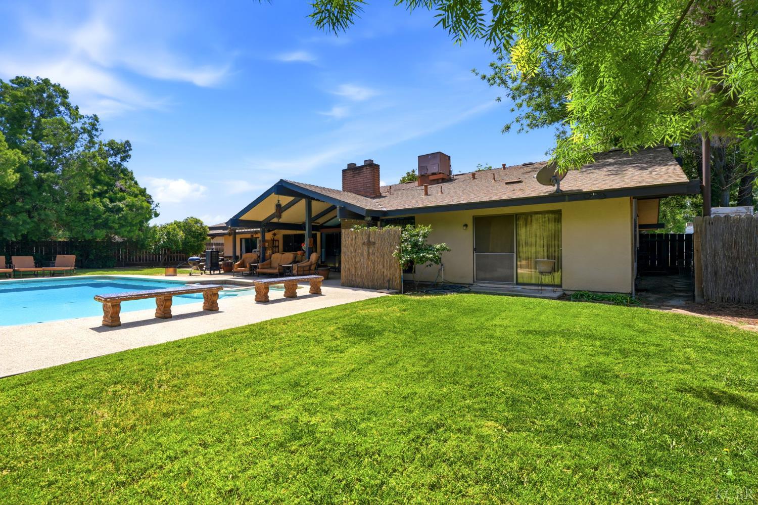 1967 Mulberry Dr, Hanford, CA 93230