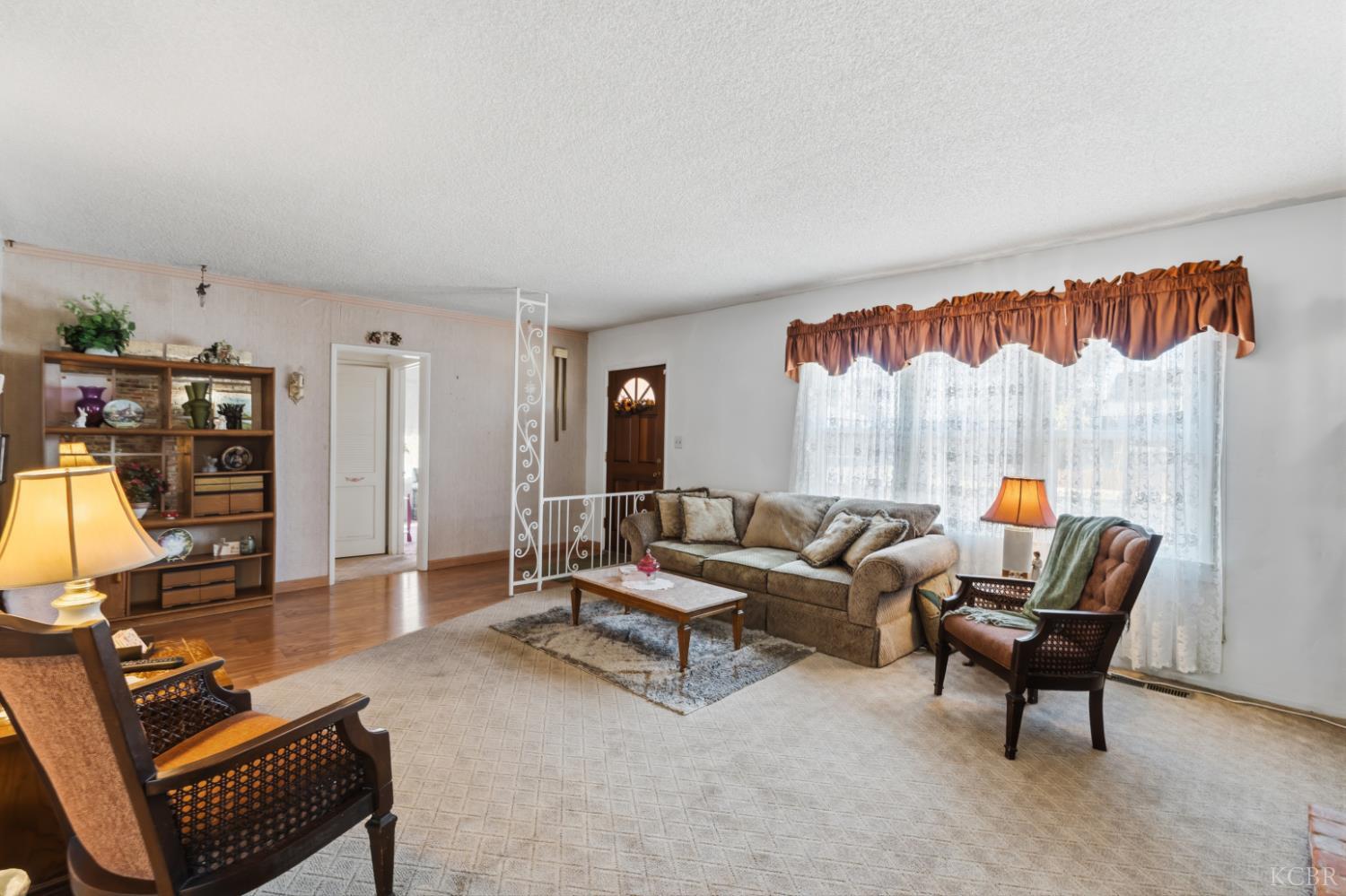 330 W Malone St, Hanford, CA 93230