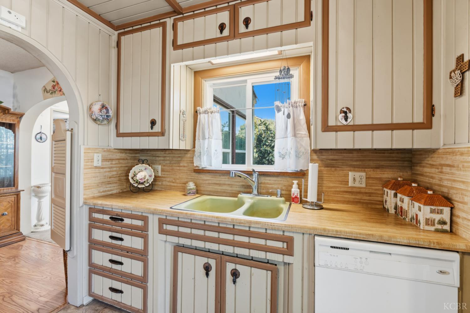 330 W Malone St, Hanford, CA 93230