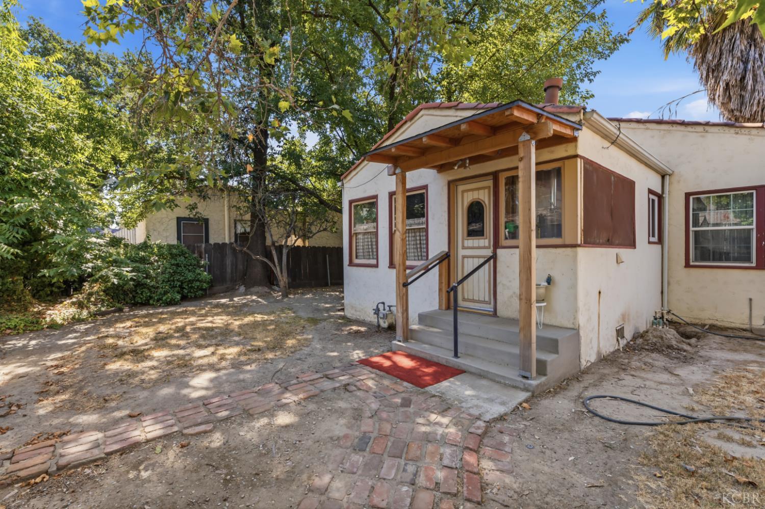 330 W Malone St, Hanford, CA 93230